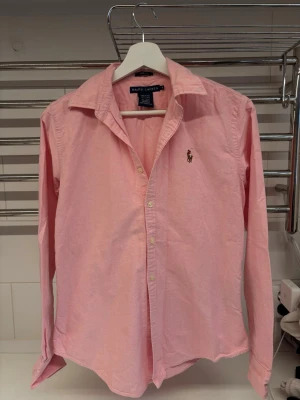Skjorta  - Rosa skjorta från Ralph Laurent, mycket fint skick, knappt använd! Sitter som en S. Stl 8. 