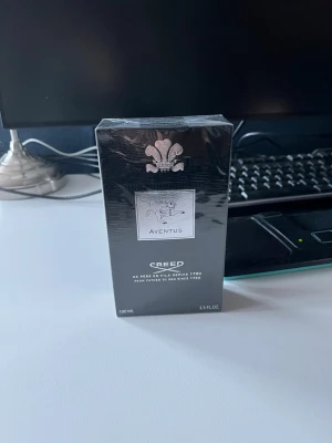 Creed Aventus EdP 100ml - Säljer dem här helt nya creed parfymen i storlek 100ml. Den är helt oöppnad. Priset kan diskuteras!