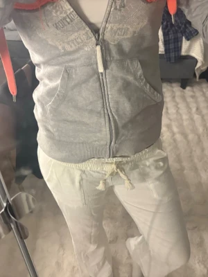 Vita linnebyxor ifrån Roxy. - Säljer ett par super fina vita linnebyxor ifrån Roxy i storlek S. I modellen är de lågmidjad och botcut. Knappt använda, är som nya!💗