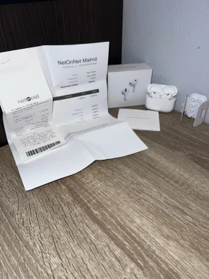 AirPods Pro 3 - Säljer ett par AirPods Pro 3. Endast öppnade för kontroll, aldrig använda.  PRODUKTEN ÄR INTE ÄKTA⚠️ Det är en A:kopia så att brucreducering funkar den är självklart inte samma som på AirPods Pro 3, typ som AirPods Pro dem vanliga   Kvitto finns med!!  ✔️ Kvitto medföljer ✔️ Alla tillbehör ingår ✔️ Noll slitage ✔️ Kan skickas direkt  Perfekta om du vill göra reselling på tex Facebook och tjäna lite pengar. Går att sälja för ung 2500kr där.  Seriösa köpare tack 😊