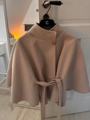 Missäy poncho - Blair poncho från Missäy i storlek OneSize, men passar XS-S. Färg beige. 