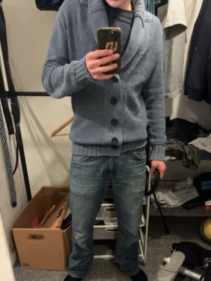 Blå stickad kofta med sjalkrage och knappar🌊 - Mysig blå kofta med grovstickad struktur, sjalkrage och fyra stora knappar framtill. Ribbstickade muddar vid ärmslut och nederkant ger en avslappnad look. Perfekt för lager på lager och chill vardagsstil.