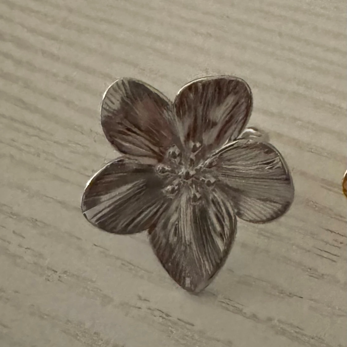 Blomformade ringar i guld och silver - 2