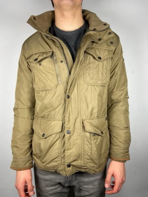 Ralph Lauren fieldjacket  - Size L | Skick 9/10 | Modellen är 189, 84 kg | Hör av dig vid frågor!