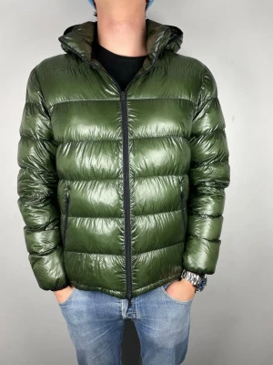 Herno dunjacka  - Size M | Skick 10/10 | Modellen är 184, 74 kg | Hör av dig vid frågor!