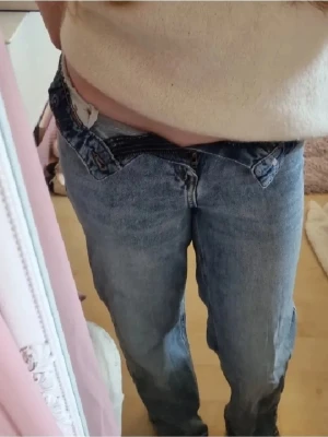 Ljusblå jeans från Lindex  - Snygga ljusblå jeans från Lindex med klassisk femficksdesign och raka ben. Jeansen har hög midja och är tillverkade i bomull för en skön och avslappnad känsla. Säljer för att de är för små för mig. Använt ett fåtal gånger men är i bra skick. Nypris runt 200 kr. 💓