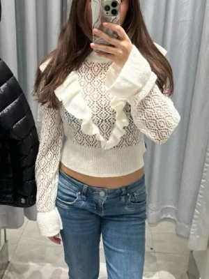 Vit volang tröja - Jättefin volangtröja, inga defekter, lånade bilder men ser ut exakt så, skriv om frågor🫶🏻🫶🏻