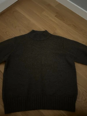 Brun Stickad Polo Tröja  - Brun stickad tröja. Jag köpte på vinted och märket är inte svenskt så osäker på storlek men skulle säga S/M.