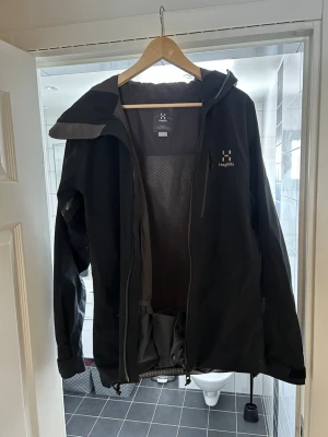 Svart skidjacka från Haglöfs - Säljer en svart skidjacka från Haglöfs med snöstopp. Använd till och från och är i bra skick.