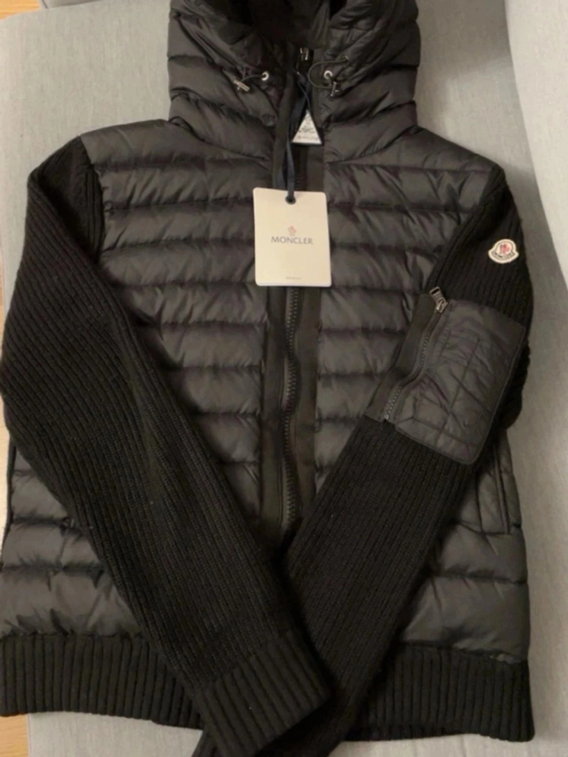Svart Moncler cardigan med huva