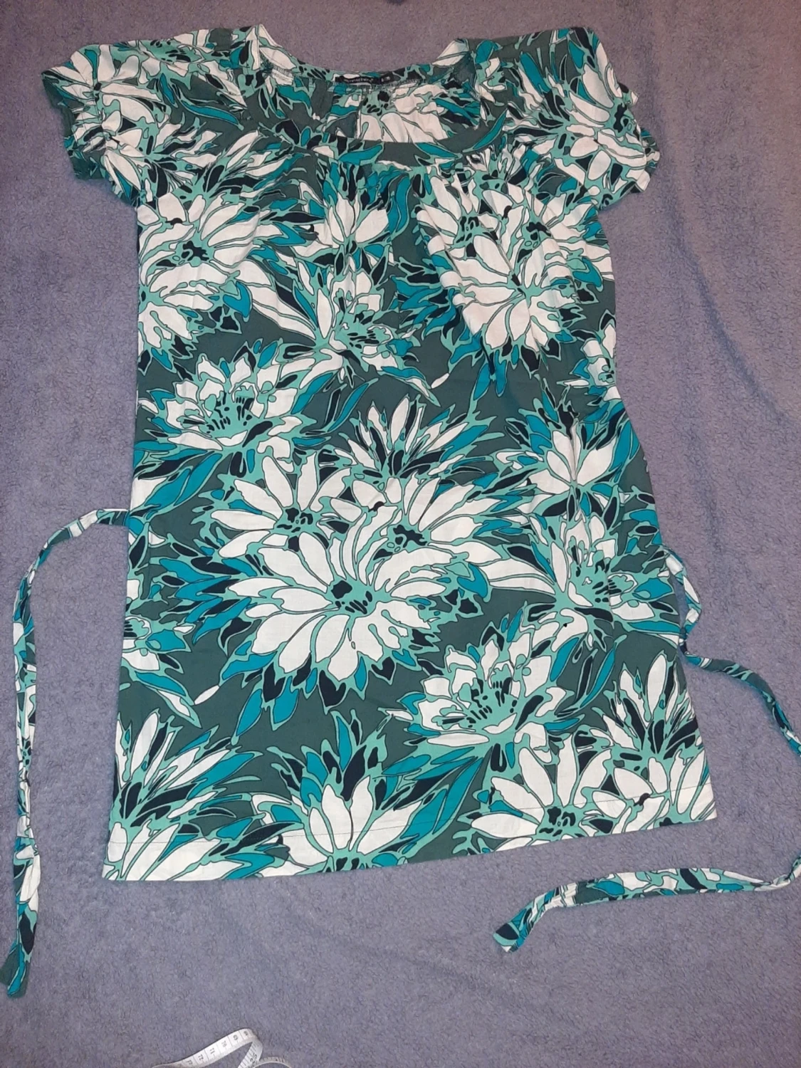 Blommig kortklänning med knyt - 5