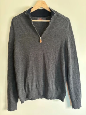 Merinoull halfzip från morris - Schysstare Merino John half zip från Morris Färg: grå Storlek: S, 50 axelbredd, 63 längd Skick: 9/10 Skriv vid funderingar  Pris kan diskuteras!