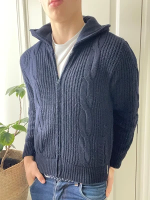 Replay cardigan unik  - Replay cardigan unik, extremt skön - liten i storleken. Liten på modellen. Inga defekter! Modellen i bilderna är 180 cm 75 kg och bär Storlek M rekommenderas för S/ Xs , Kom med frågor! 🌟 (Kan gå ned i pris vid köp av paket 😉) 