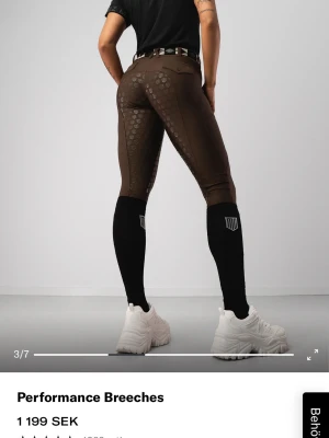 Maya delorez ridbyxor  - Snygga bruna ridbyxor från Maya delorez, med silikonprint längs insidan av benen för extra grepp. Har fickor och en tight passform. Endast använda några gånger men är som nya. Ordinare pris 1199kr men säljer billigt pga att de inte kommer till användning 🤎