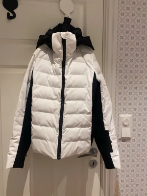 Vit och svart Everest jacka storlek 36 - Snygg Everest vinter/skidjacka i väldigt bra skick, endast andvänd i en vecka. 