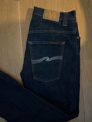 Nudie Jeans herr - Storlek 34/34 sitter rätt slim vid låren men baggy nere vid fötterna, riktigt fin passform. (Inte flared jeans) skriv om funderingar, relativt ny. Nypris 2200
