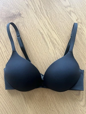 Skims 🖤 - Svart skims bh med push up. Storlek 30C 🌸  