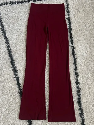 Alcott ❤️ - Säljer ett par vinröda leggings från Alcott med ribbad linning. Modellen har utsvängda ben och är gjorda i ett mjukt, stretchigt material som sitter skönt på kroppen. Storlek S, kanske något mindre i storleken. Uppfattar dom som mid waist. Aldrig använda, endast tvättade ❤️  