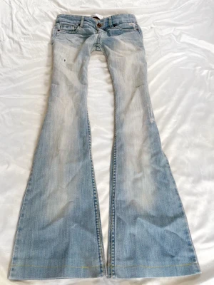 Ljusblå super lågmidjade bootcut jeans - Såååå sjukt snygga vintage ljusblå superlågmidjade bootcut jeans! 😩🙏🏼💓Midjemått: 36 cm Innebenslängd: 80 cm, står storlek. 34 i