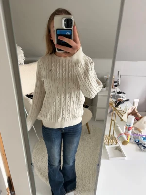 Vit kabelstickad tröja - Säljer en vit kabelstickad tröja från gant. Med strl barn xl sitter som en xs 