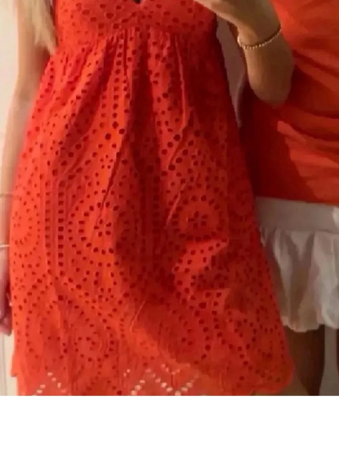 Orange kort klänning med broderi