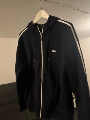 Hugo Boss Zip Hoodie - Navy Zip Hoodie från Hugo Boss strl M