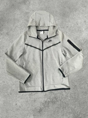 Nike tech - Nike tech! Väldigt fint skick🤩 Storlek M. 100% äkta, köpt på JD sports. Hör av dig vid minsta fundering!