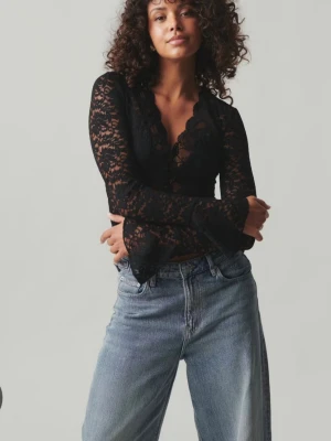 Svart spetstopp från Gina Tricot - Super snygg spetstopp, perfekt till fester! Har hål i armhålorna men syns inte och ett hål precis vid handen. Skriv för mer bilder. Syns dock inte när man har på sig toppen🩷