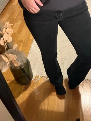 Svarta boutcut  jeans - Säljer ett par svarta jeans med boutcut passform och klassisk femficksdesign. Jeansen har normal midja och är tillverkade i ett mjukt denimtyg som sitter skönt. Perfekta till en avslappnad stil och funkar året runt.