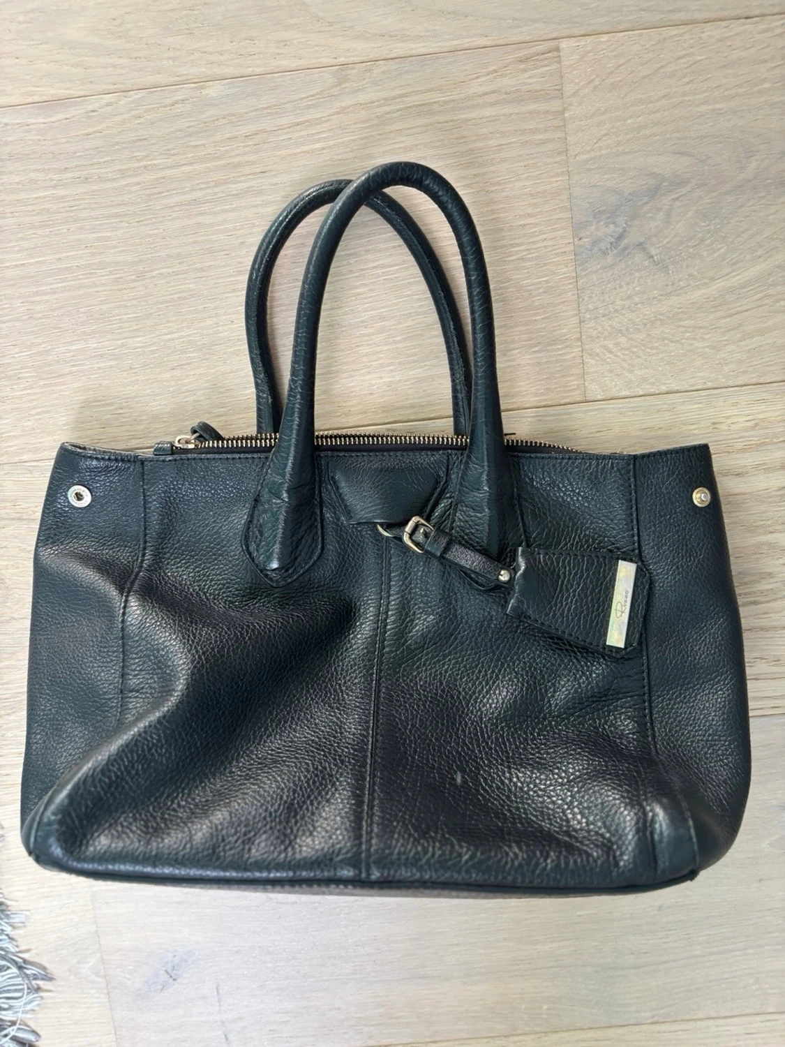 Svart handväska i läder med detaljer