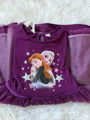 Lila Frozen klänning med stjärnor - Lila klänning med motiv av Anna och Elsa från H&M