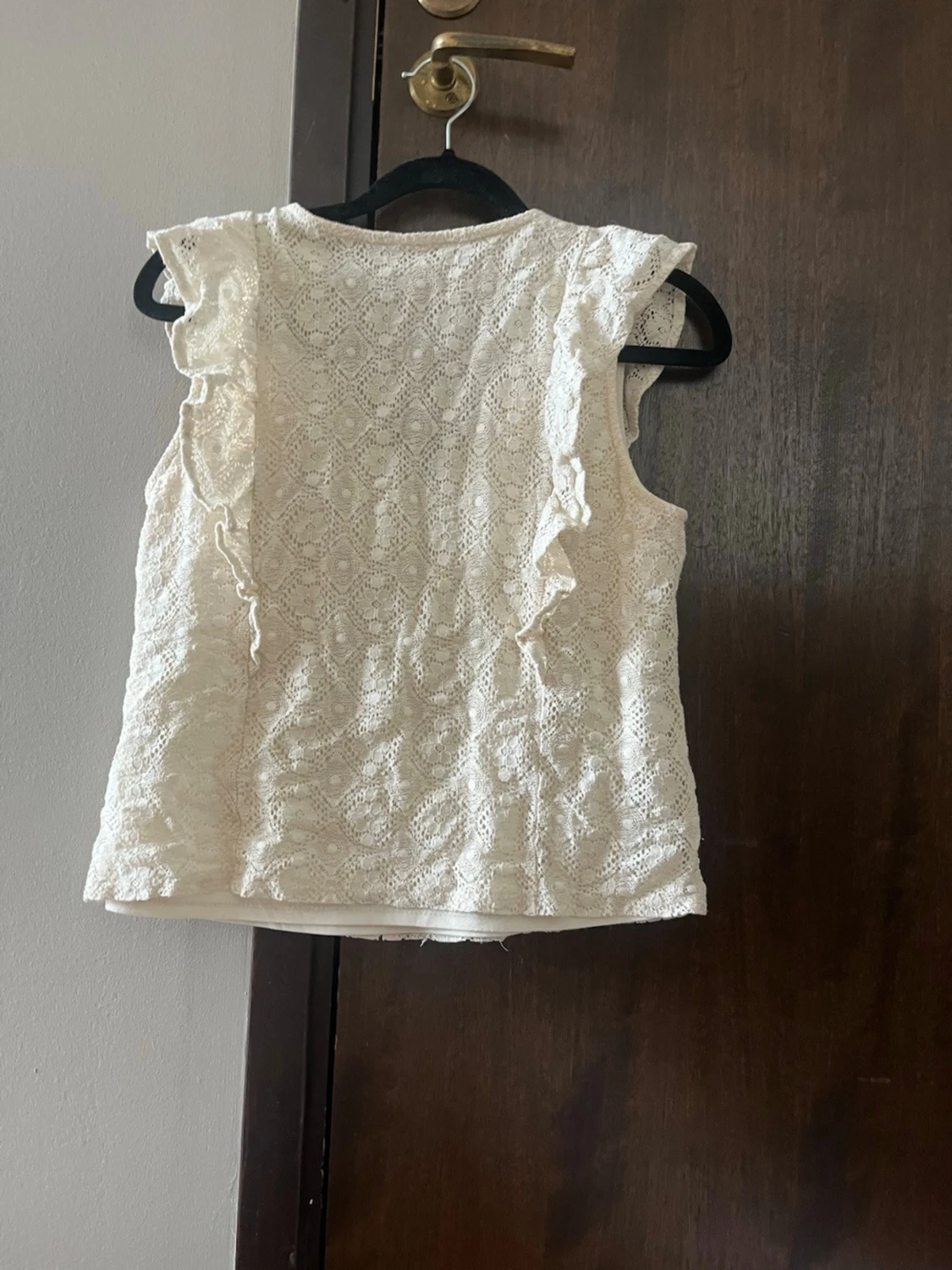 Vit spetsblus med volangdetaljer - 1