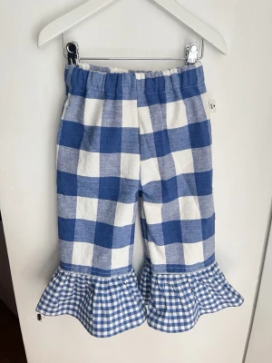 Vida byxor barn  - Byxor som jag sytt helt själv!😊 Passar 6-9m, 74. Finns fler byxor och andra kläder på min hemsida, Googla Emanuel Dsgn! Allt är handgjort🫶🏻 Skriv om ni önskar annan strl