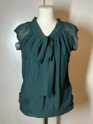 Mörkgrön blus only  - Knytblus från only i mörkgrön färg. Storlek 36.  Köp sker via köp nu, jag postar inom 24h. Kvar tills markerad såld