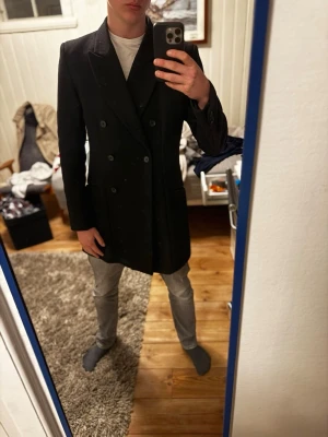 J.Lindeberg Rock - Snygg svart J.Lindeberg dubbelknäppt rock| Kanon skick | Modellen på bilden är 182 och väger 70 kg | Ö19