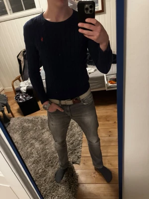 Ralph Lauren Tröja - Snygg mörkblå Ralph Lauren kabelstickaf tröja | Kanon skick | Modellen på bilden är 182 och väger 70 kg | P047