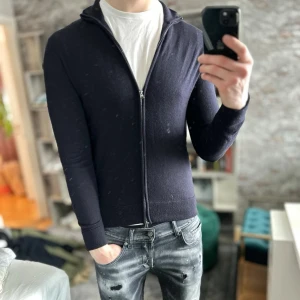 Merinoull zip - Mycket bra skick, inga defekter! 100% merinoull. Passar dig som är mellan 170-180cm ungefär. Nypris ca 2500kr. Modellen är 185 cm, 75kg. Passar bra nu till våren! Skriv för mer information!🤝