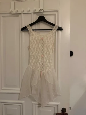 vintage nattlinne - the lace is a little bit stretchy  no size or material indicated