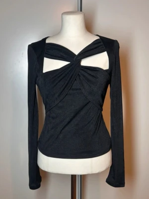 Cut out topp bikbok  - Cut out topp från bikbok i storlek s. Köp sker via köp nu, jag postar inom 24h. Kvar tills markerad såld