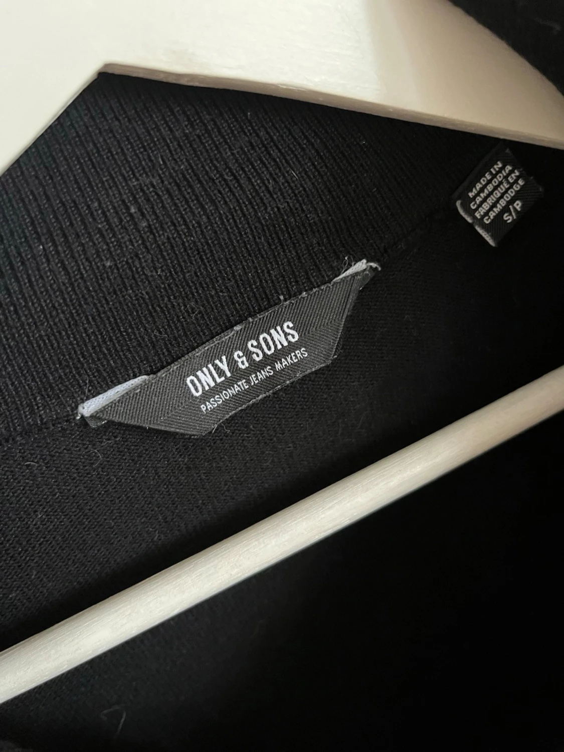 Svart stickad tröja med halvzip - 1