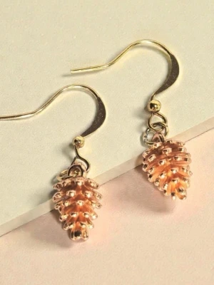 Guldiga örhängen med kotteform - Unika örhängen i guldfärgad metall med små hängen formade som kottar. De har en snygg, glansig finish och hängande krokfäste som ger en trendig look. Krokar av guldpläterat rostfritt stål. Perfekta för dig som gillar naturinspirerade accessoarer och vill sticka ut lite extra.