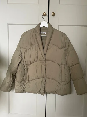 Beige pufferjacka från MNG - Så fin jacka från mango! Perfekt till våren. 