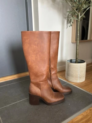 Stövlar från Bershka - Stövlarna är bekväma och har varit väl omhändertagna.