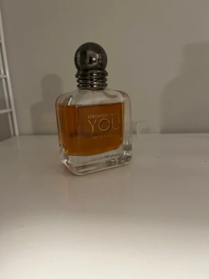 Stronger With You Intensely parfym - Stronger With You Intensely från Emporio Armani är en parfym i en stilren, fyrkantig glasflaska. Flaskan är 50ml med ca 40ml kvar. Boxen ingår