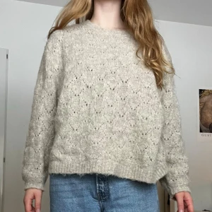 Beige stickad tröja - Mysig beige stickad tröja i perfekt skick. Mjukt stickat tyg 