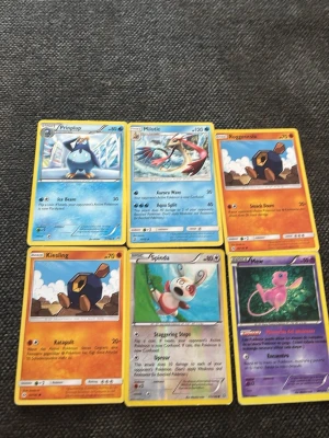 Pokémonkort blandade figurer - Säljer ett set med sex Pokémonkort med olika figurer som Prinplup, Milotic, Mew, Spinda, Roggenrola och Kiesling. Korten har färgstarka illustrationer och är tryckta på klassiskt glansigt papp. Perfekt för samlare eller Pokémonfans.