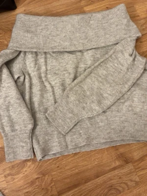 Stickad off shoulder  - Säljer denna stickade ribbade off shoulder i beiget💞