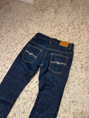 Nudie jeans thinn finn slim fit herr  - Nudie jeans modell thinn finn dry denim. Slim fit med en najs fade. Mycket bra skick, inga märkvärdiga defekter, har en snygg diskret lagning. Storlek w29 L32. Postas samma dag slm köp eller dagen därpå🙌💯