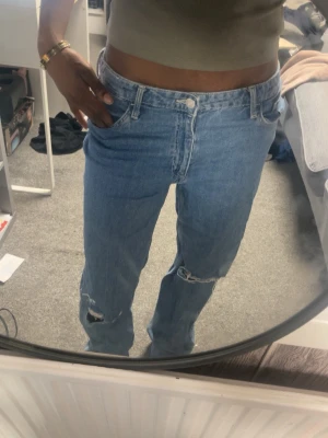 Blå slitna raka/bagy  jeans - Säljer ett par blå jeans .Skitsnygga för dig som vill testa nytt. Passar mig som har stork xs eller s på Jeans och är 162 cm. Det står på jeansen att dom är low waist fast dom är typ inte det.  Dom går att vika ner om man vill ha dom mer lågmidjade!!!