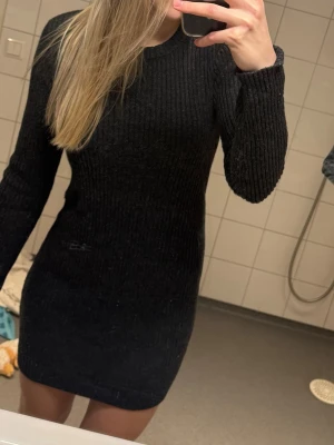 Stickad mörkgrå klänning - Stickad mörkgrå klänning från Monki. Storlek S. I använt skick men har fortfarande kvar att ge.